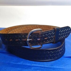MADE IN THE USA MENS LEATHER BELT SIZE 42/105 IN A BEAUTIFUL BLACK WEAVE ⚫️